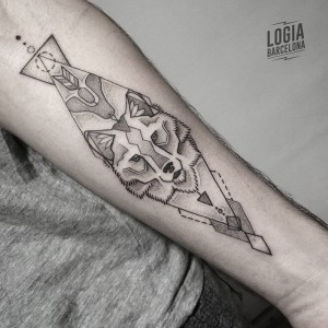 tatuaje_brazo_lobo_geometria_blackwork_Dalmau_Tattoo_Logia_Barcelona 